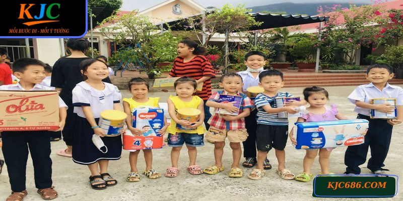 Hoạt động phát quà được kết hợp tuyên truyền hiệu quả