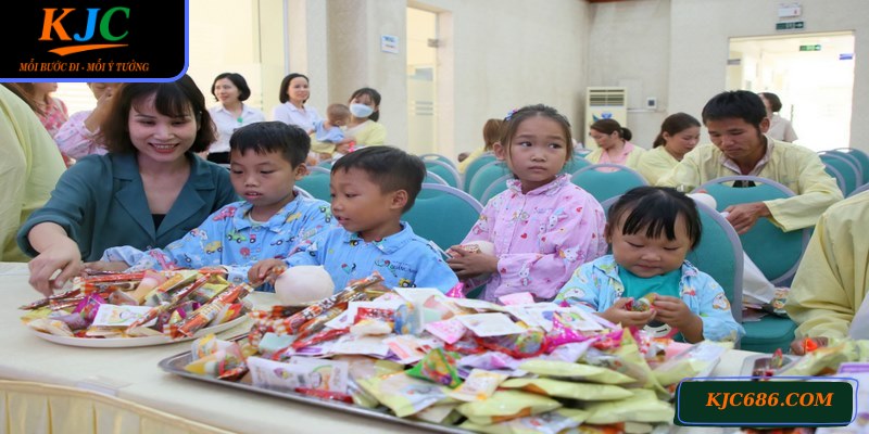 Trao quà và hỗ trợ vật chất là hoạt động ý nghĩa